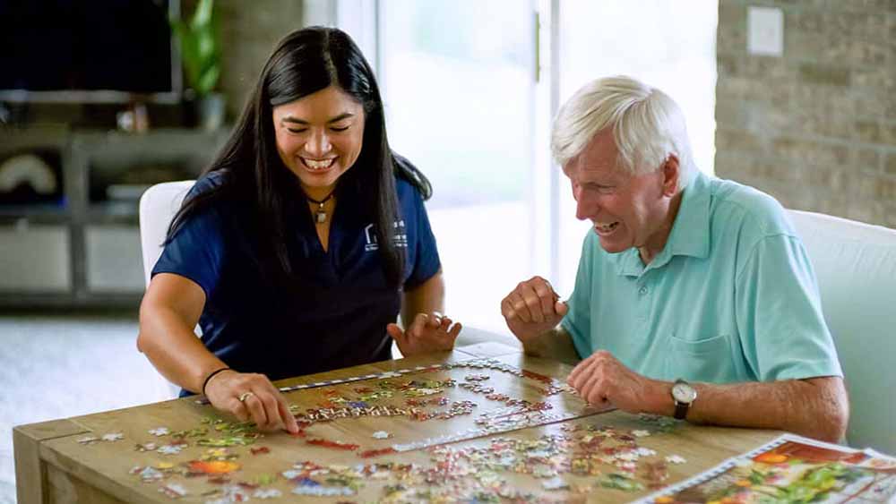 caregiver-senior-putting-puzzle-together