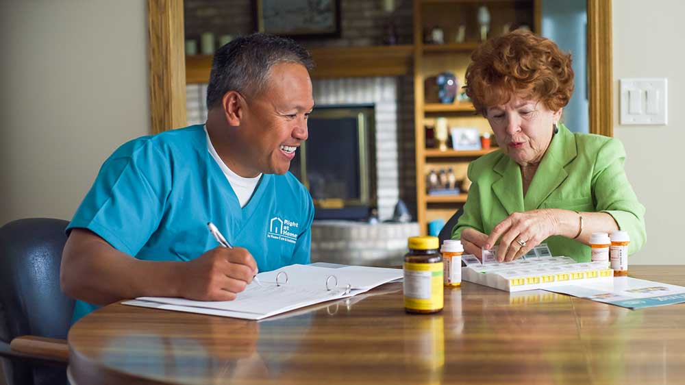 blog-medication-reminder-caregiver-with-senior
