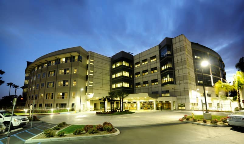 Night time photo of the outside of Methodist Hospital in Arcadia, CA